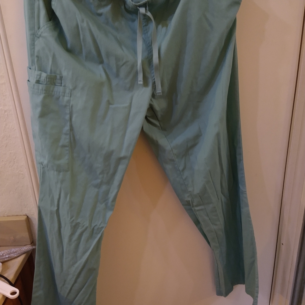 Scrub Set - Picture 4 of 5